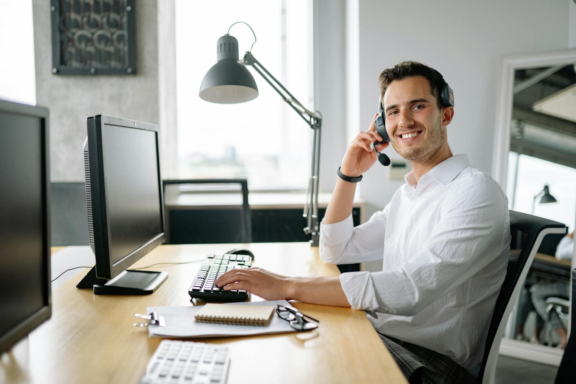 IT support specialist assisting a Wisconsin business